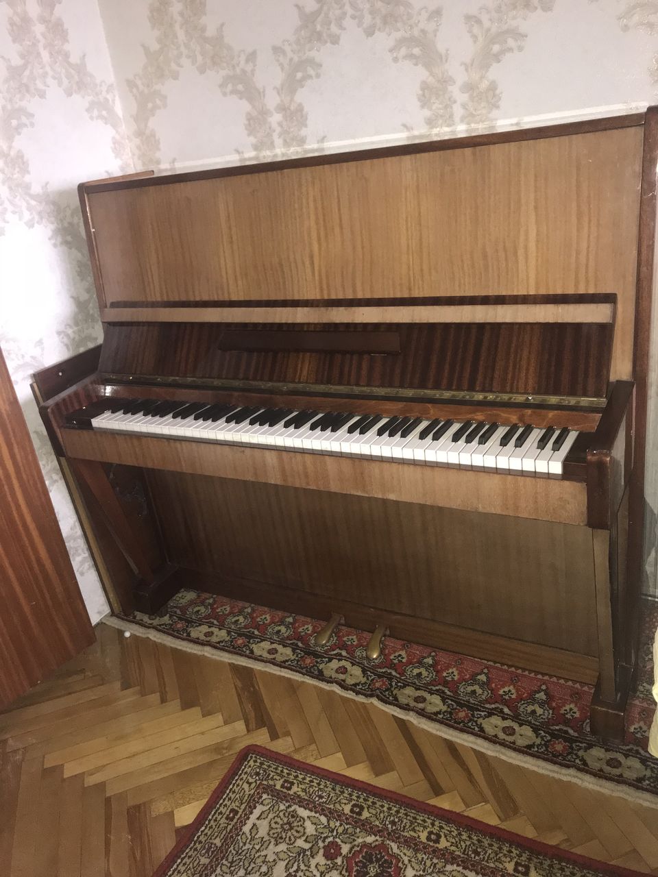 Пианино Беларусь сбоку