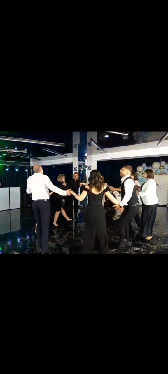 Muzică DJ/Lumini- solistă -moderatoare - pentru evenimente : zile de naștere ,nunți , cumatrii e.t.c foto 3