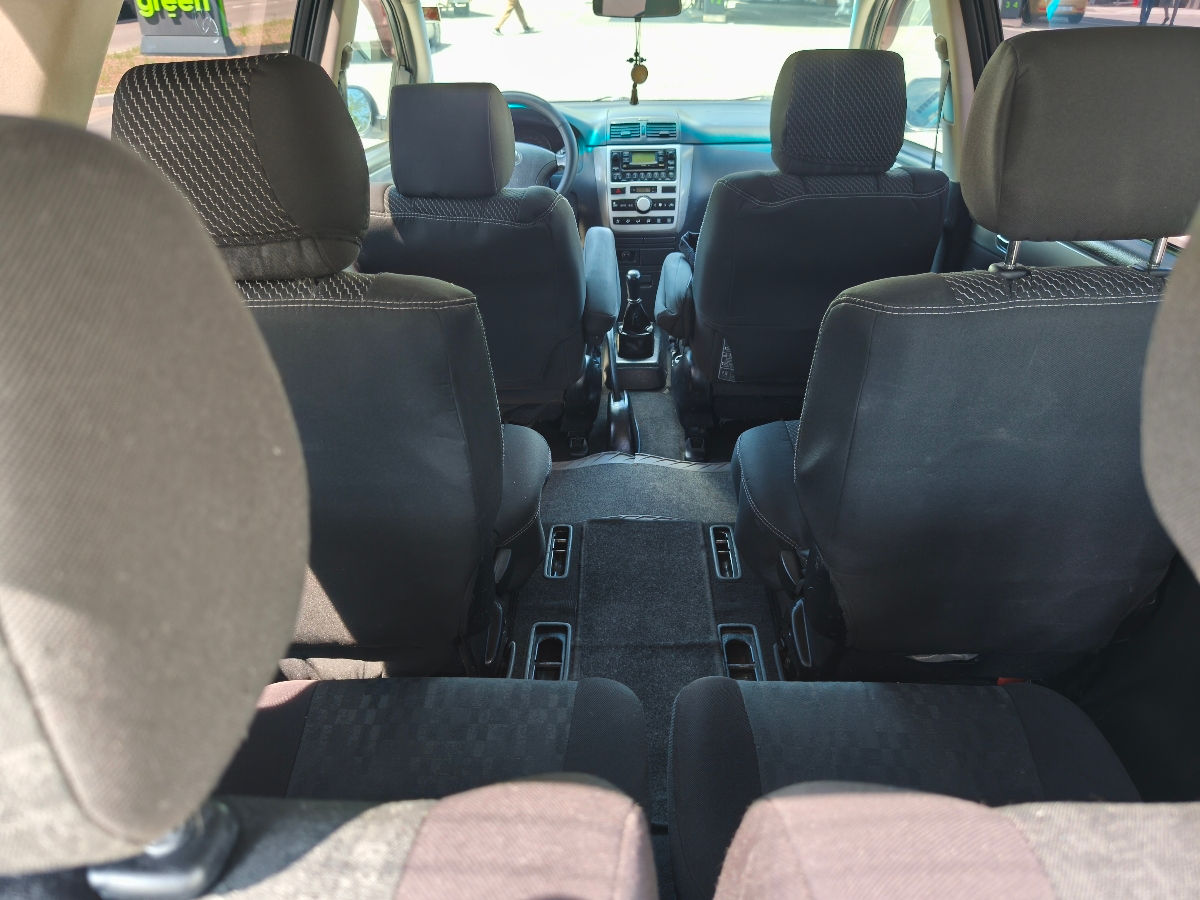 Toyota Avensis Verso foto 8