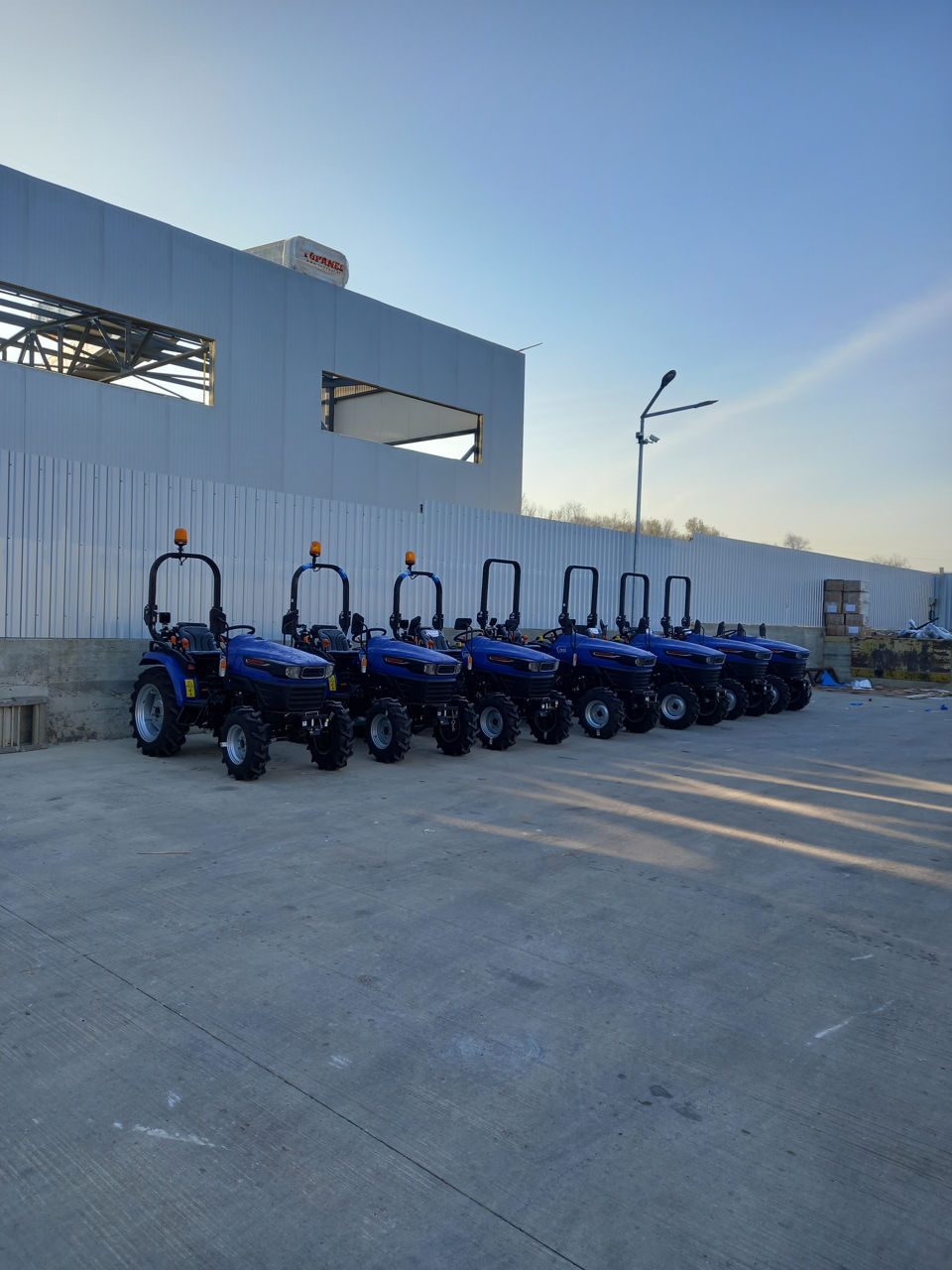 Tractor Compact Farmtrac La 200 Euro Lunar фото 2
