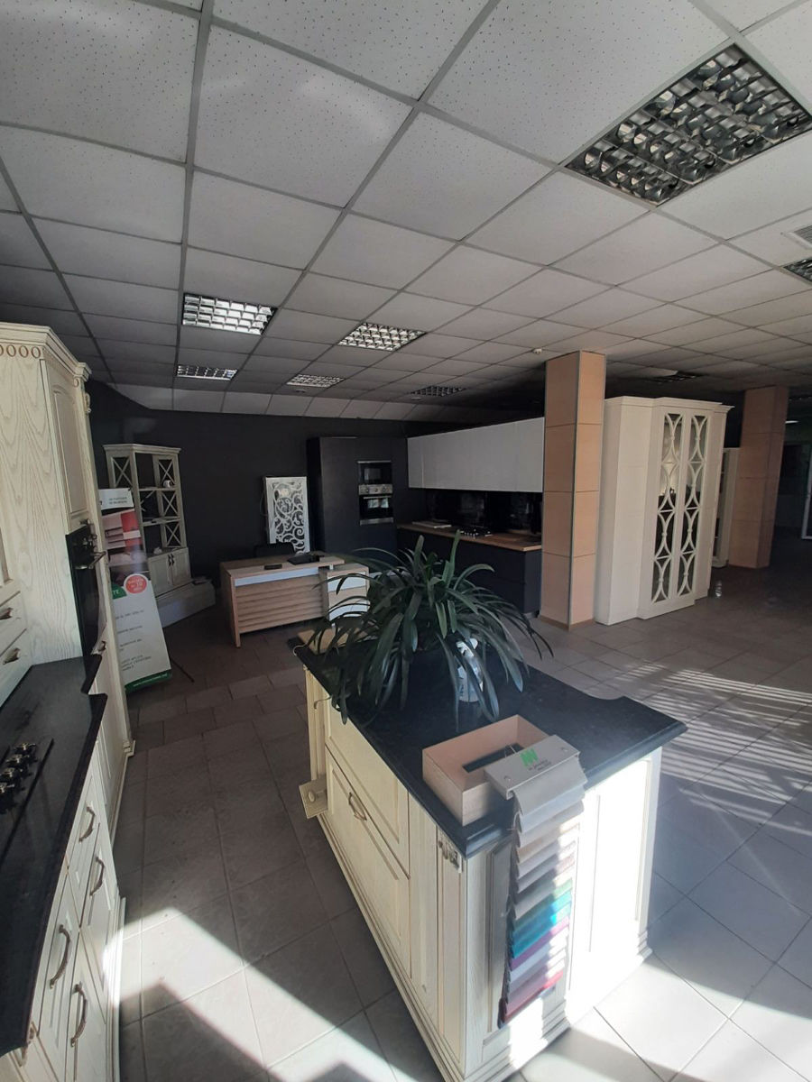 Недорого сдаю первый этаж 1000м2 с НДС и магазин 180 м2 с НДС