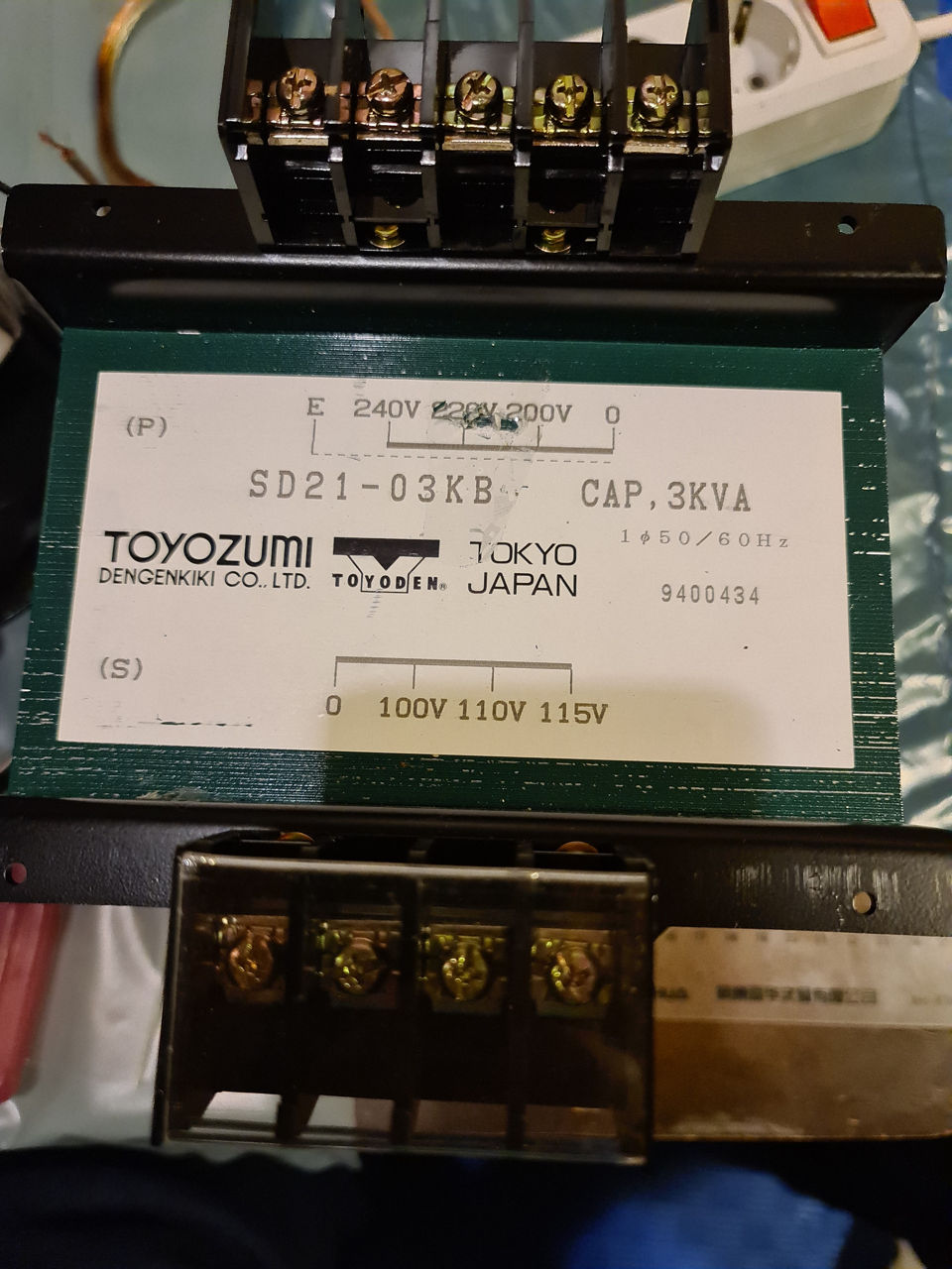 Трансформатор понижающий. 25 кг .toyozumi. japan. 3kva. 50/60 hz. 200/220/240v -> 100/110/115v foto 0