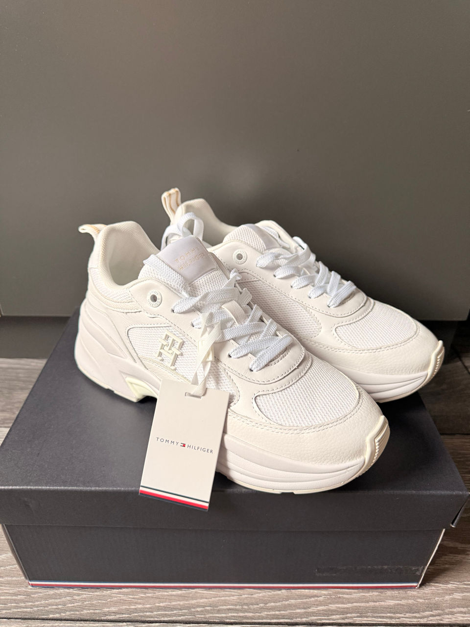 Adidași Tommy Hilfiger pentru femei foto 0