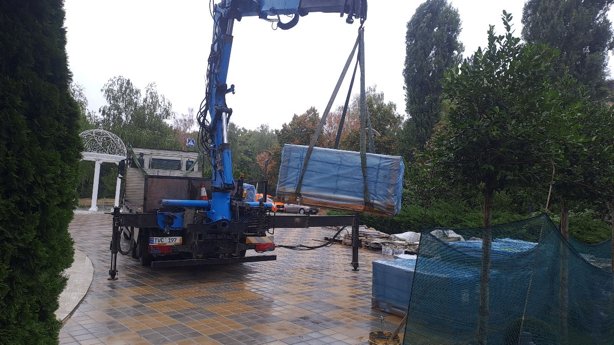 Manipulator. Transportul pavelelor în Chișinău cu manipulatoare foto 1