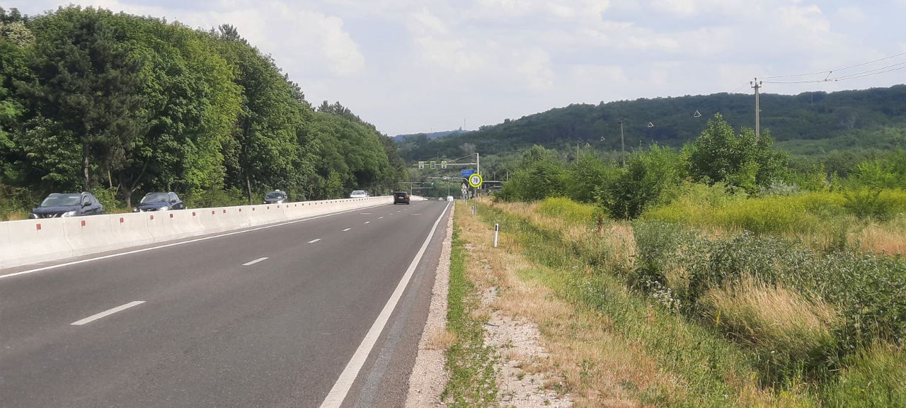 1 ari la traseu, 15 metri iesire spre traseu, 143 m în adîncime, acces de pe 2 drumuri, cu gaz, apă  foto 2