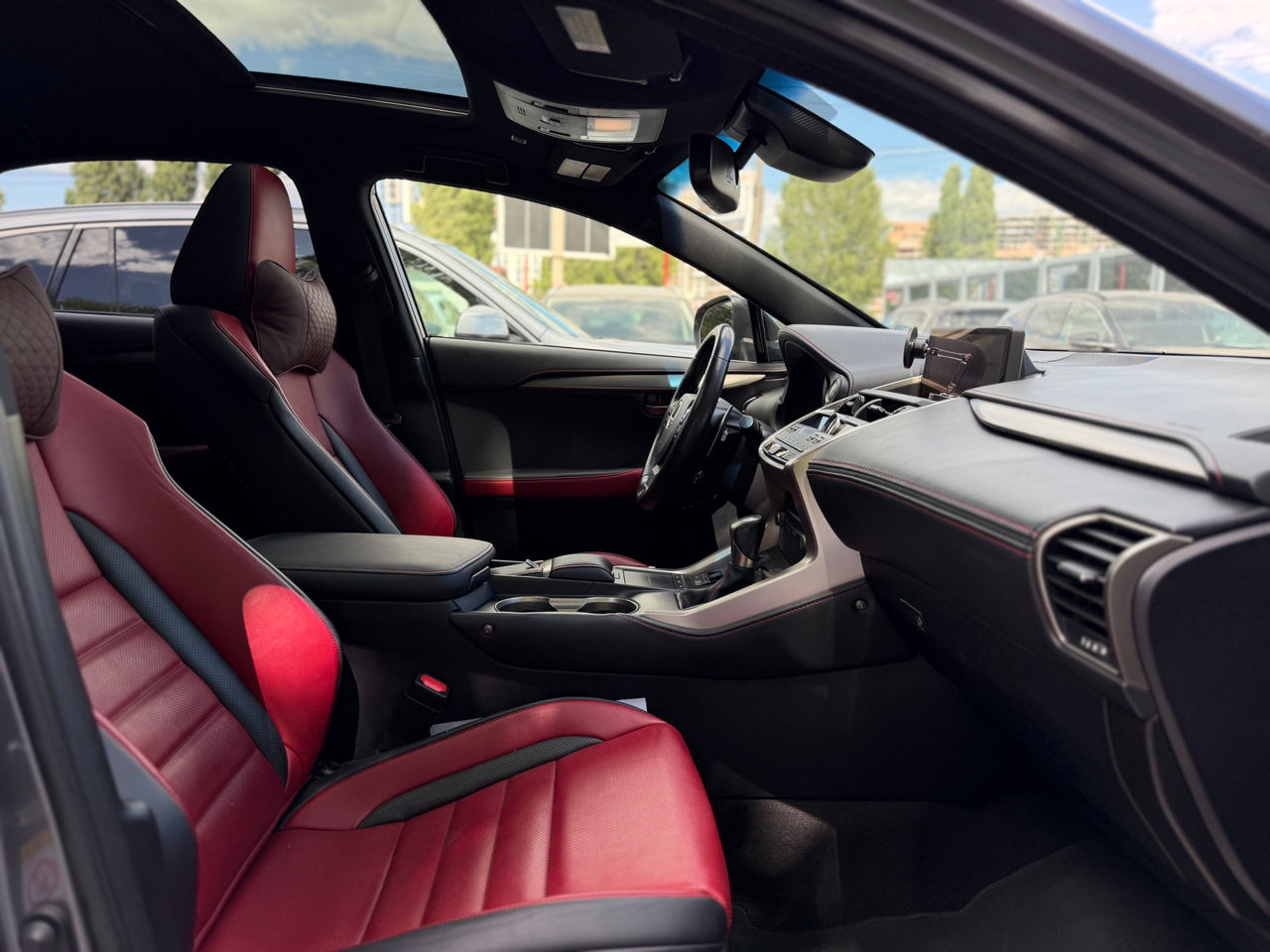 Lexus NX Series an. 2017 cu rulaj 81648 km, Benzină, 22999