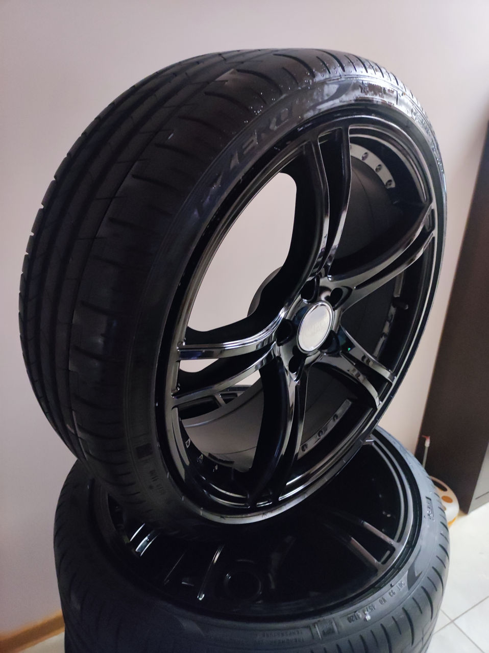 Pirelli P Zero 235/35/R19