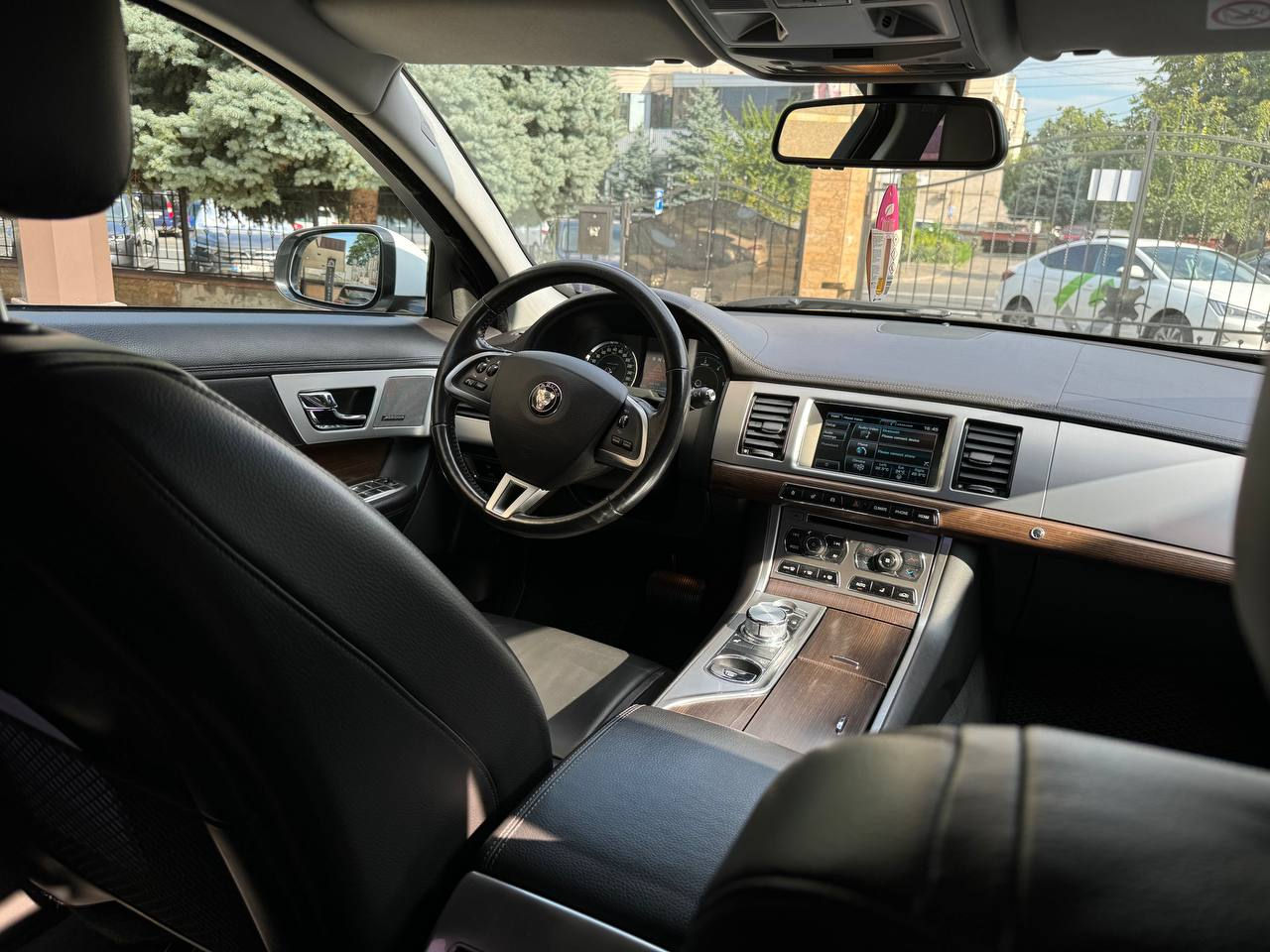 Jaguar XF фото 6