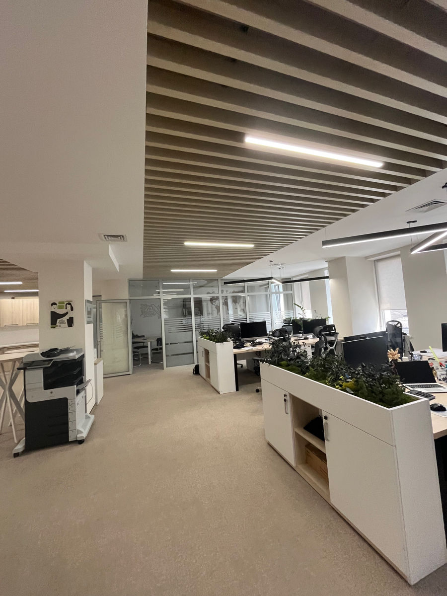 "Curătenie profesională de întretinere în birou - servicii de calitate la pret competitiv" foto 1