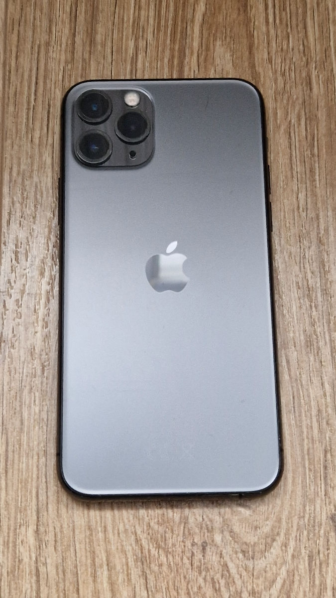 Смартфон Apple iPhone 11 Pro 256 ГБ. Плюс три чехла в подарок