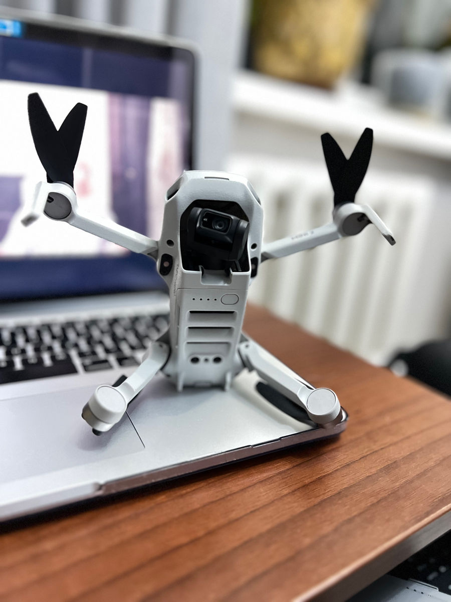 De vânzare: Dronă DJI Mini 2 Fly More Combo – Stare ideală! фото 0