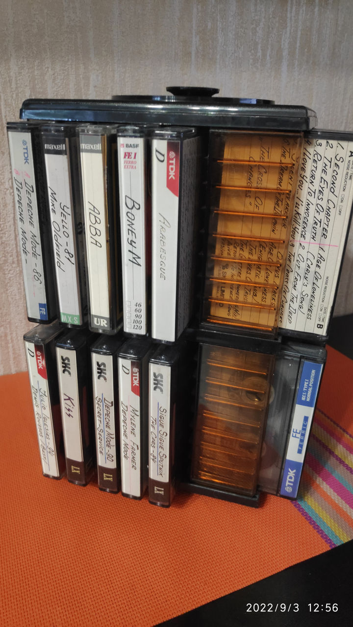 Кассеты с записью TDK, BASF, Maxell + кассетник