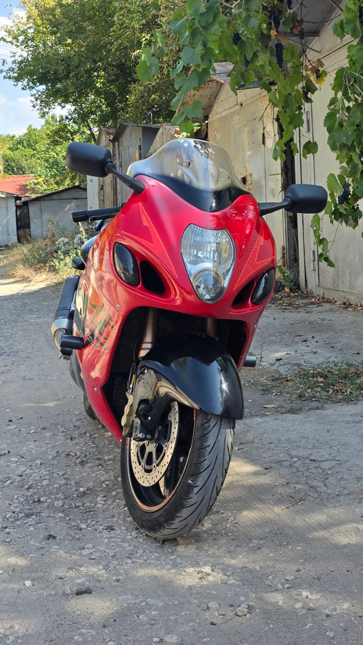 Suzuki GSX1300R HAYABUSA foto 1