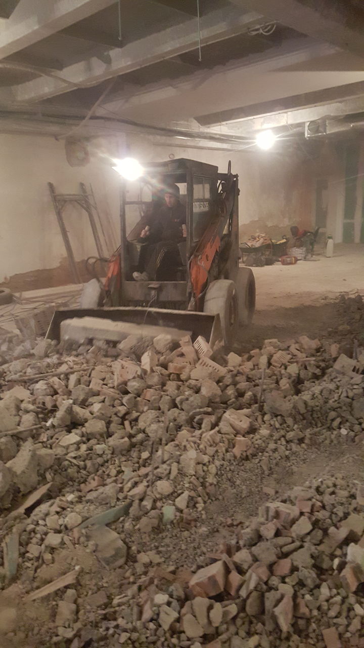 Demolarea cladirilor , betonului , miniexcavatoare . concasarea betonului . evacuarea gunoiului foto 4