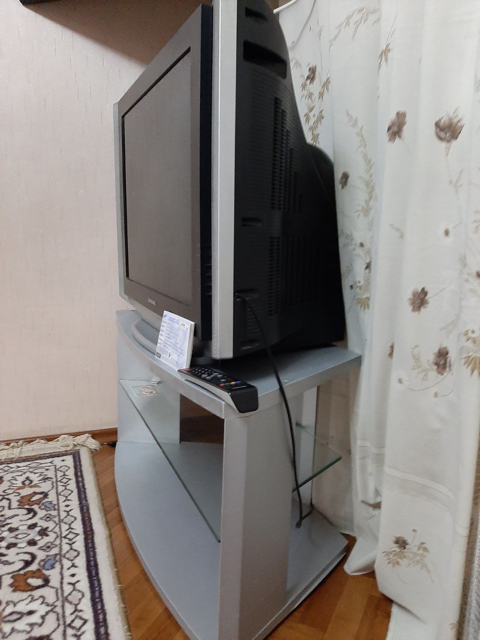 Телевизор samsung cs-29z30zqq- 74см. с тумбой- 1000 лей