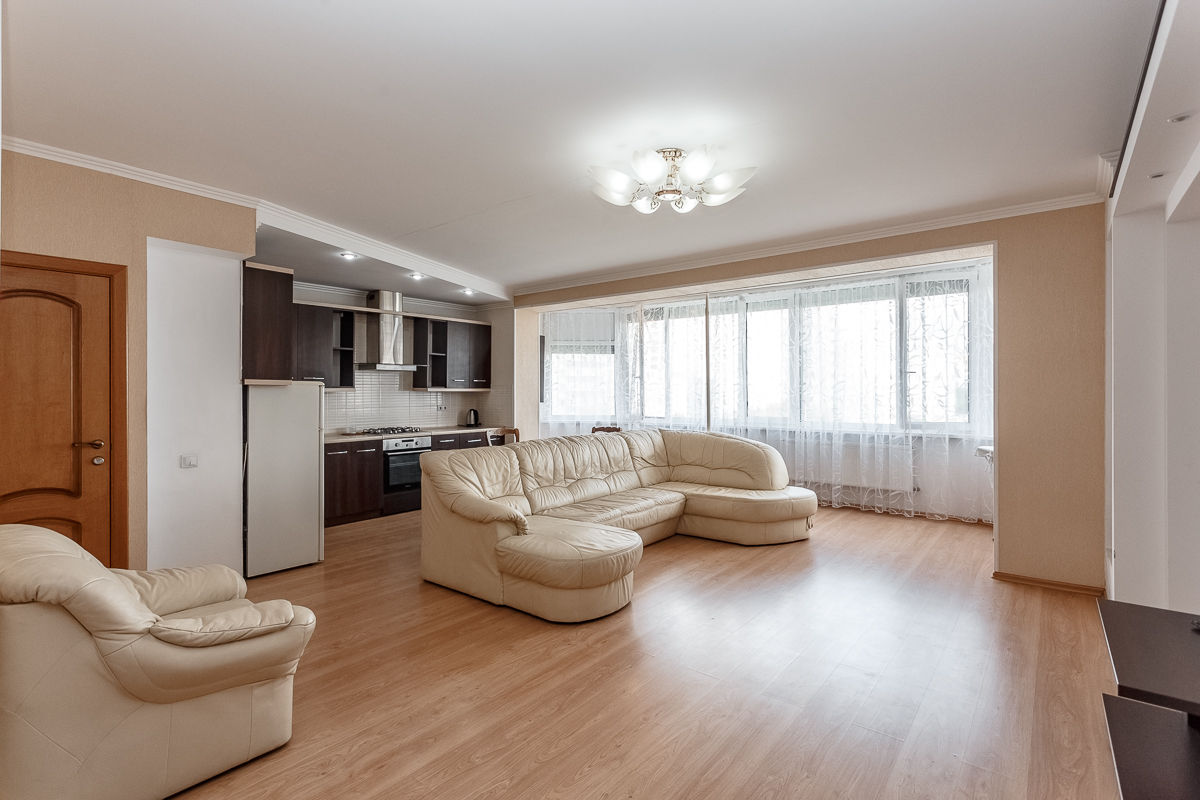 Apartament cu 4 camere, 132 m², Centru, Chișinău foto 1