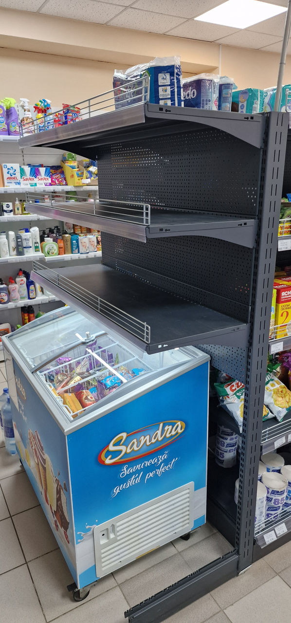 Se vinde frigidere, vitrine,  masa de marcaj.  Toate in stare ideală.  foto 1