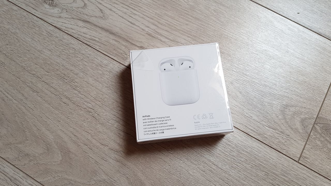 Apple AirPods 2 (Wireless Charging Case)