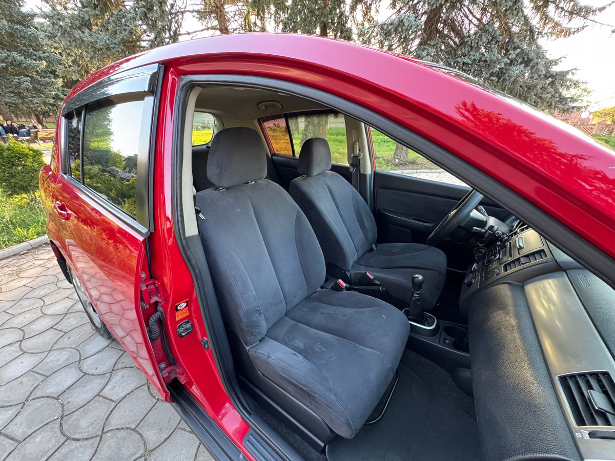 Nissan Tiida фото 7