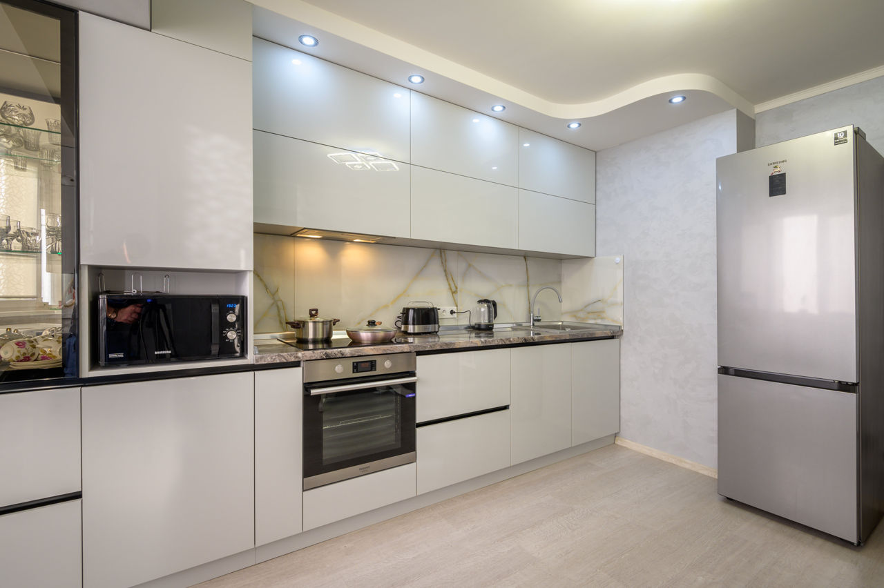 Bucătărie modernă alb lucioasă marca Rimobel foto 7