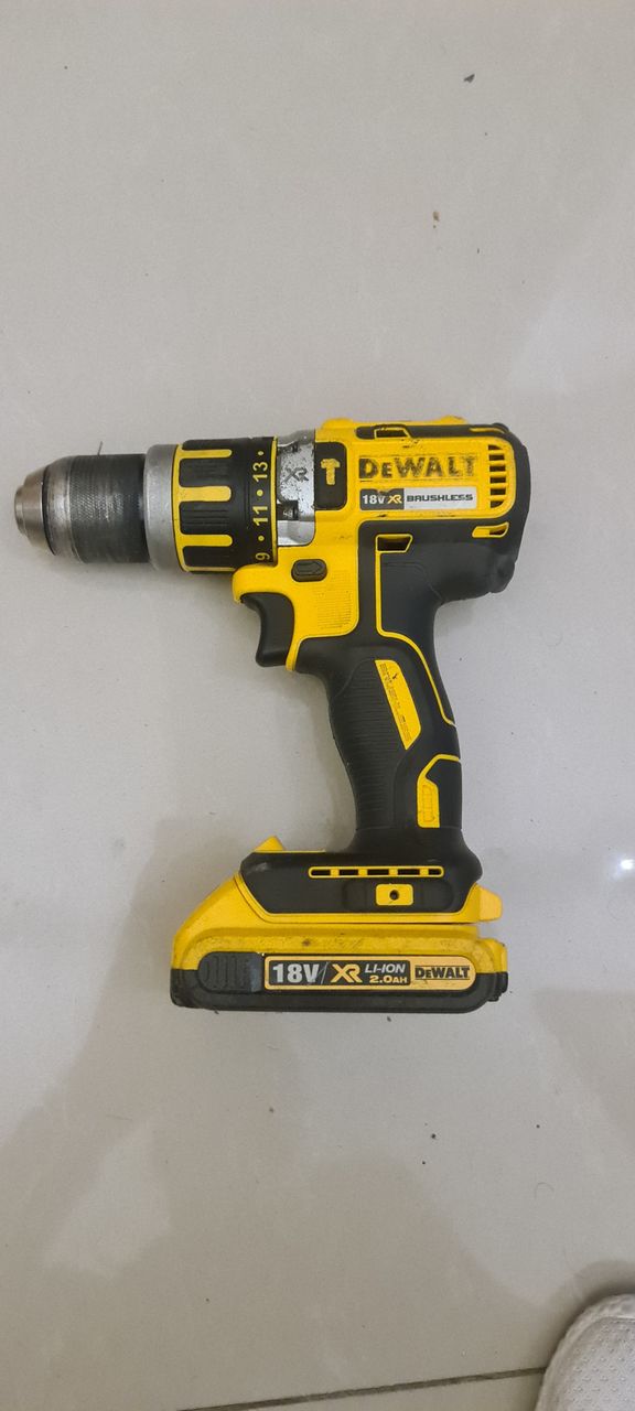 Vind  Dewalt DCD 795 cu baterie de 2.0 AH. foto 0