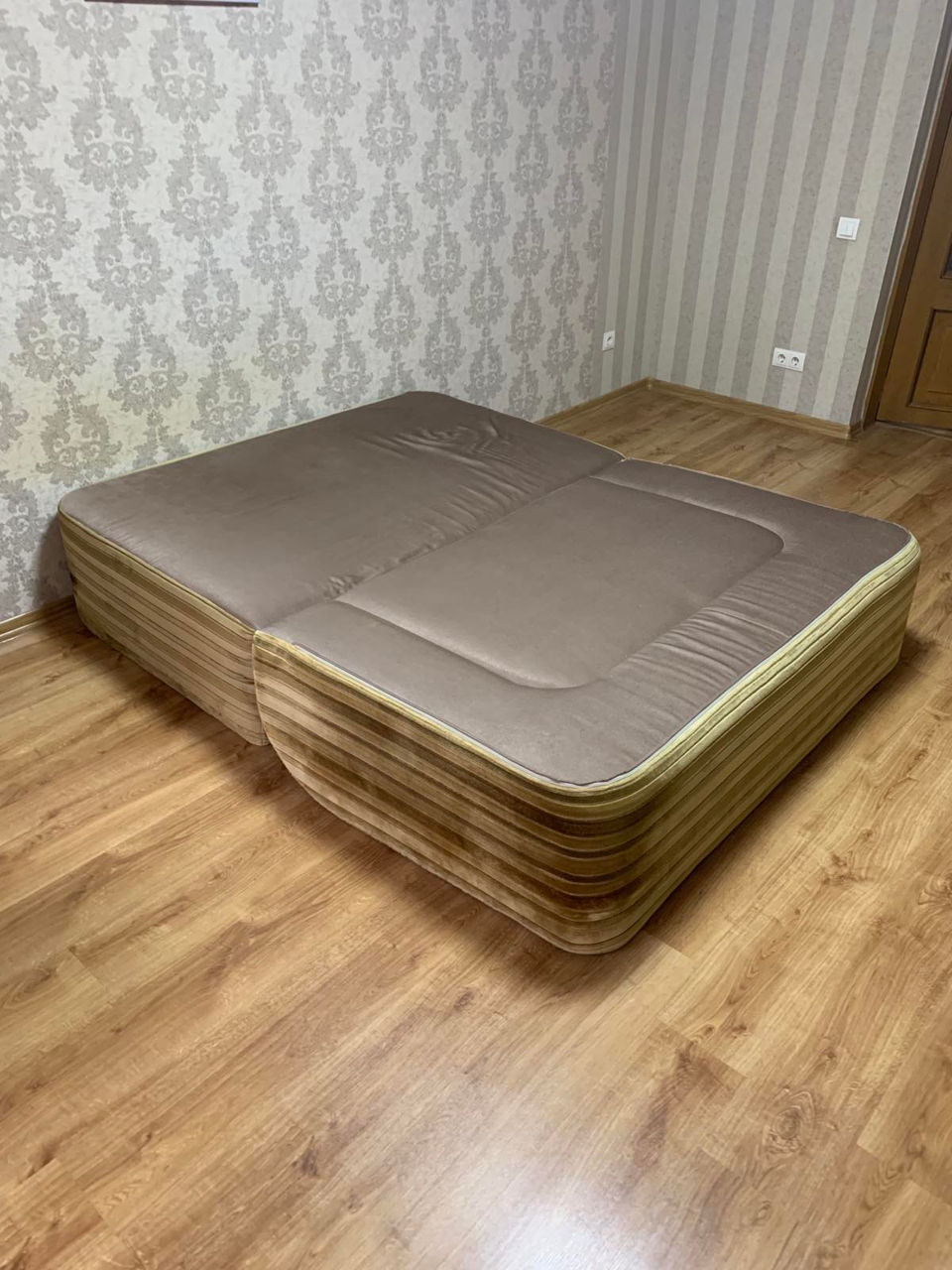 Бескаркасный диван
