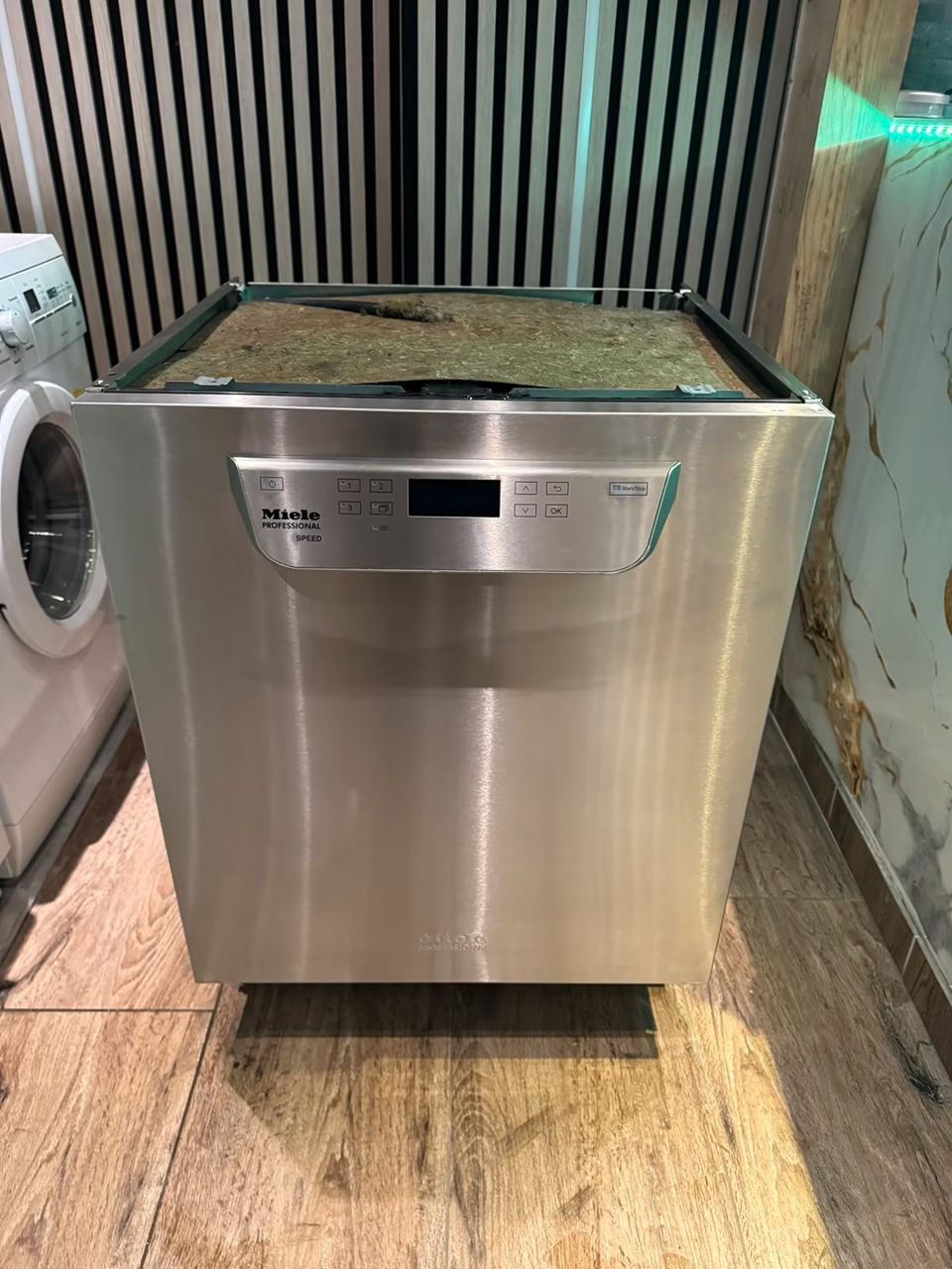 Профессиональная посудомоечная машина Miele фото 0