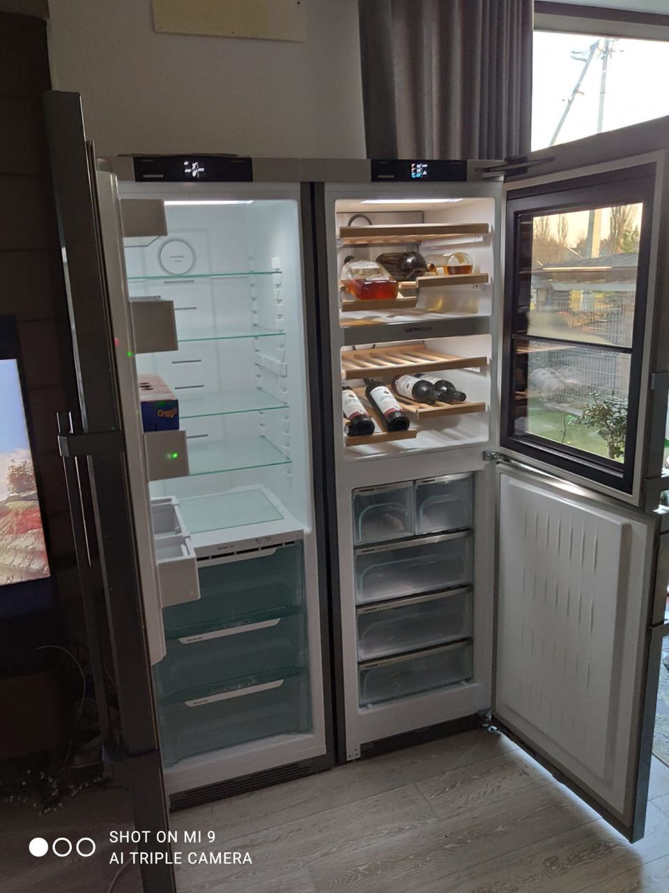 Холодильник с встроенным винным шкафом