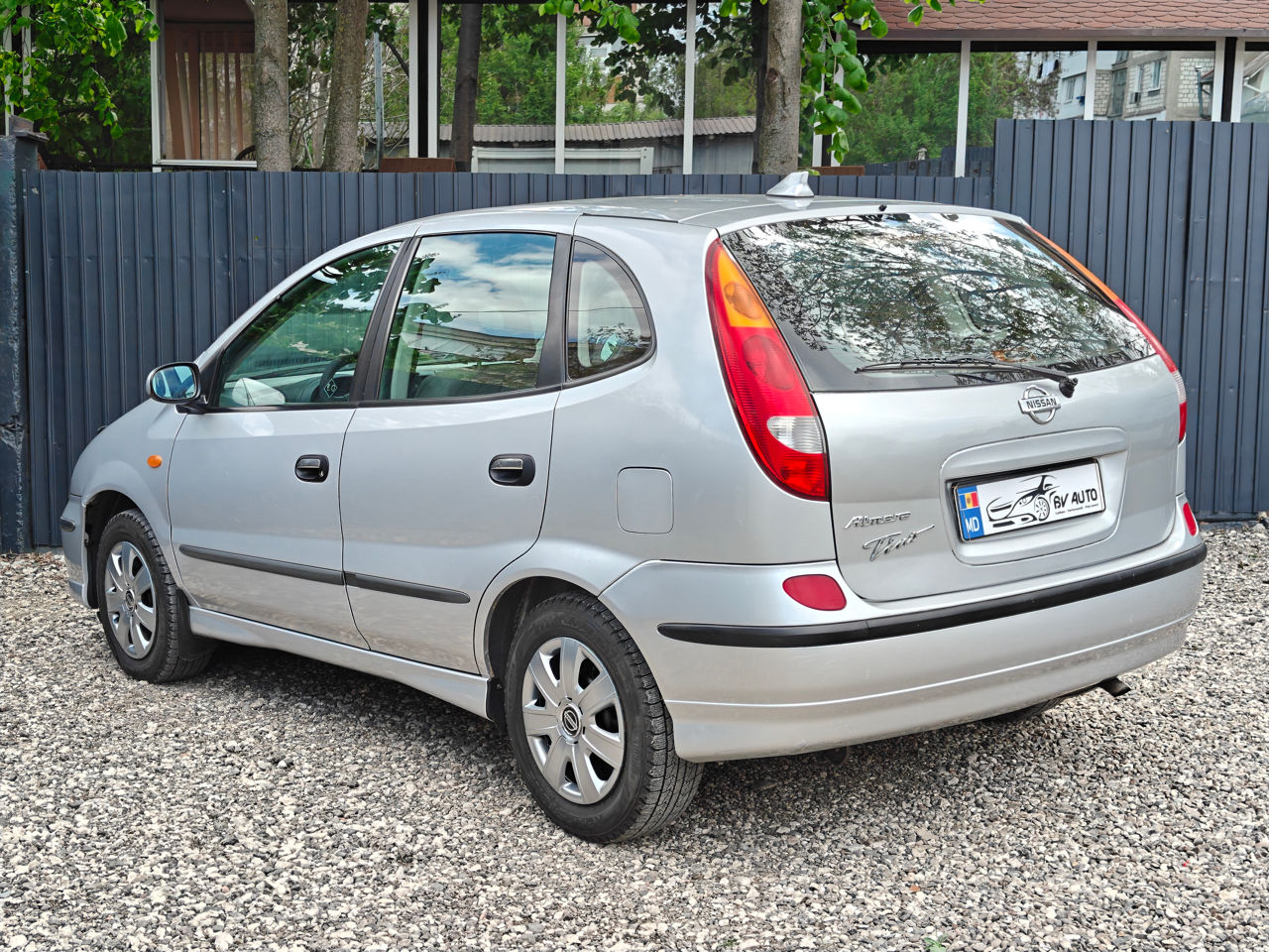 Nissan Almera Tino foto 3