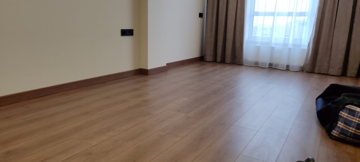 Настил ламината.укладка плинтуса - laminat instalare. укладка ламинта любой модификации, паркетная д foto 8