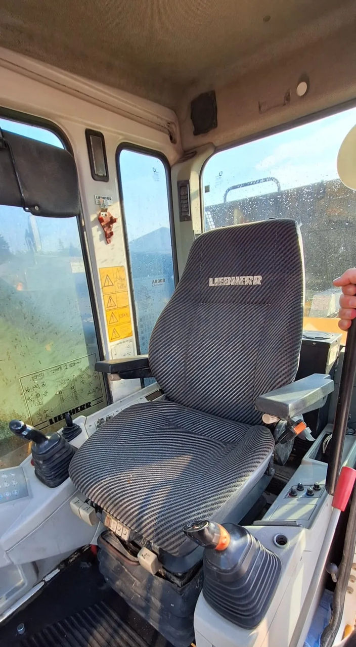 Колесный  экскаватор Liebherr A900B фото 8