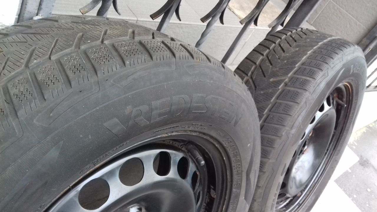 4 roți (2 Vredestein + 2 Continental ) pe discuri R 16 70 