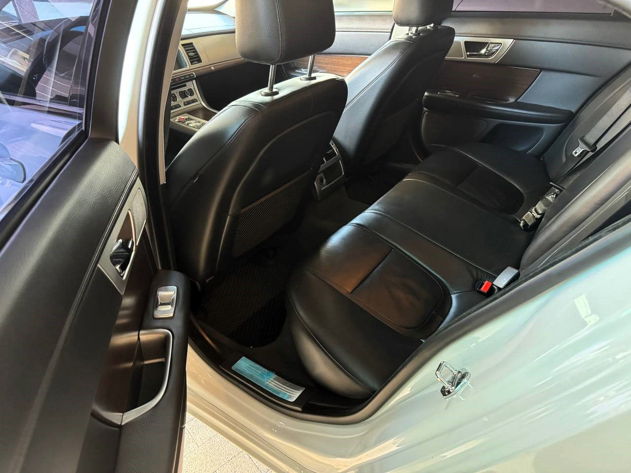 Jaguar XF фото 9