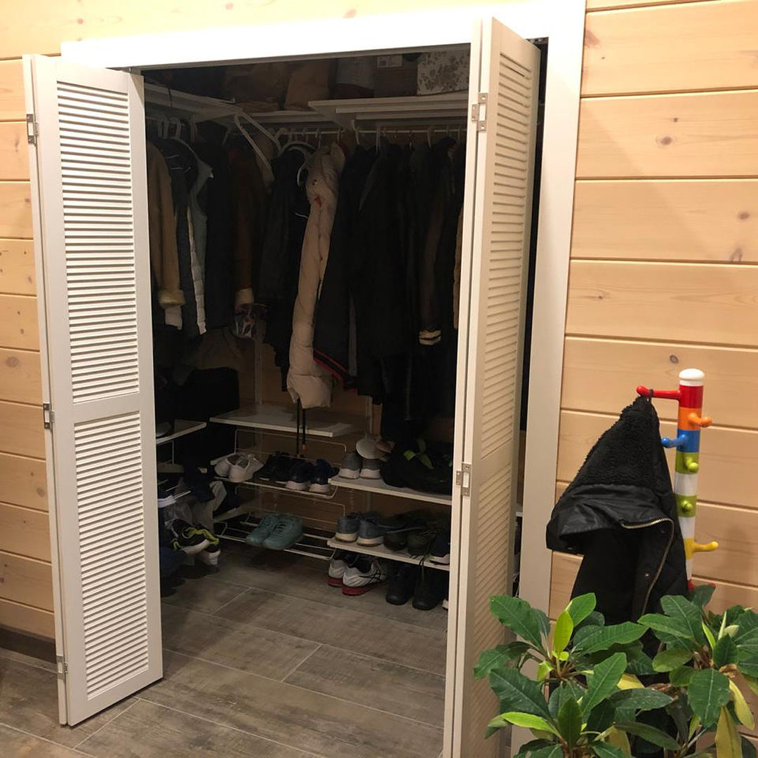 Fronturi lamelare – transformă-ți livingul cu lemn viu foto 4