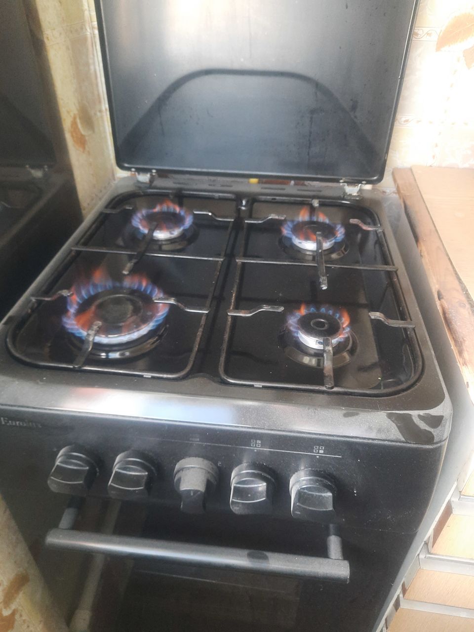 Газовая плита \"Электролюкс\" за 999 лей, состояние супер!