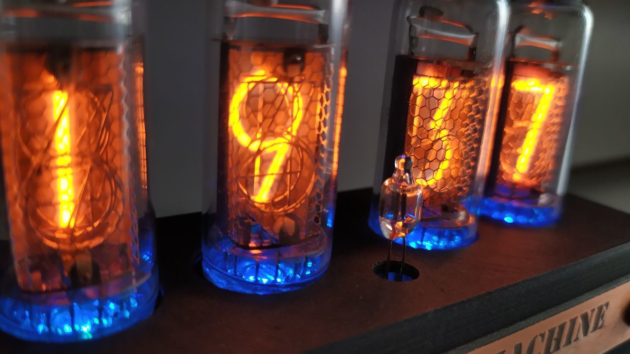 Часы на лампах Nixie clock подарок, который никого не оставит ...