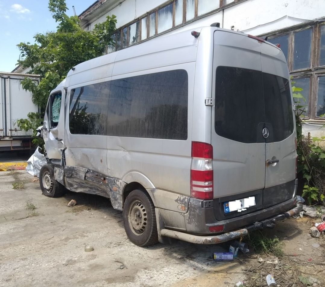 Dezmembrez Mercedes Sprinter 311/313CDI. foto 1