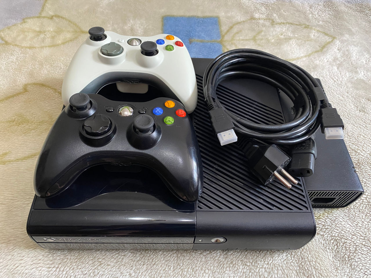 Xbox 360 E (прошивка Freeboot - 64 топовых игр). В отличном состоянии.