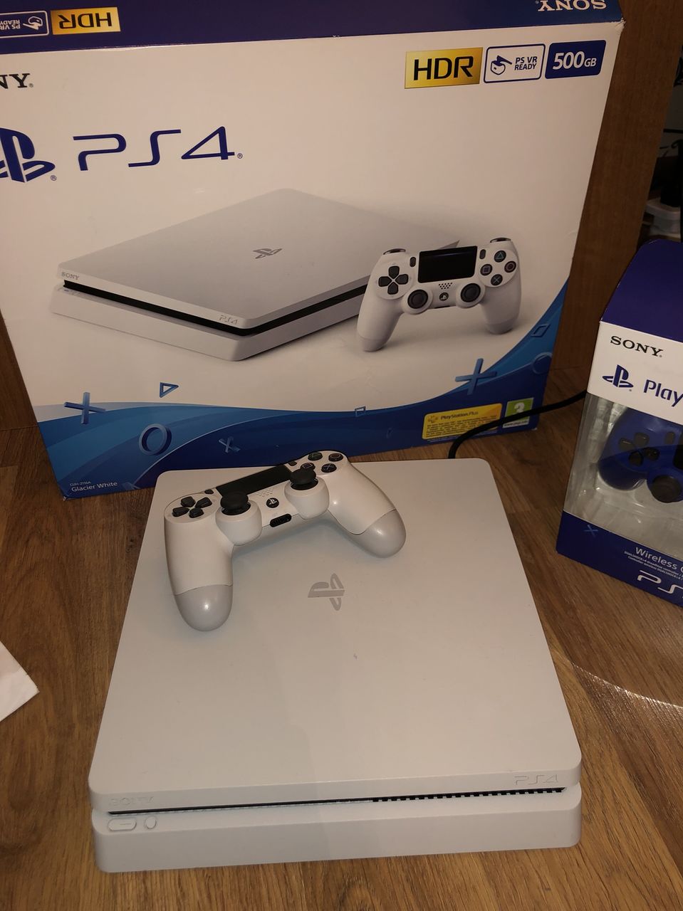 PlayStation 4 Slim (White) 500 gb, 2 gamepad-uri