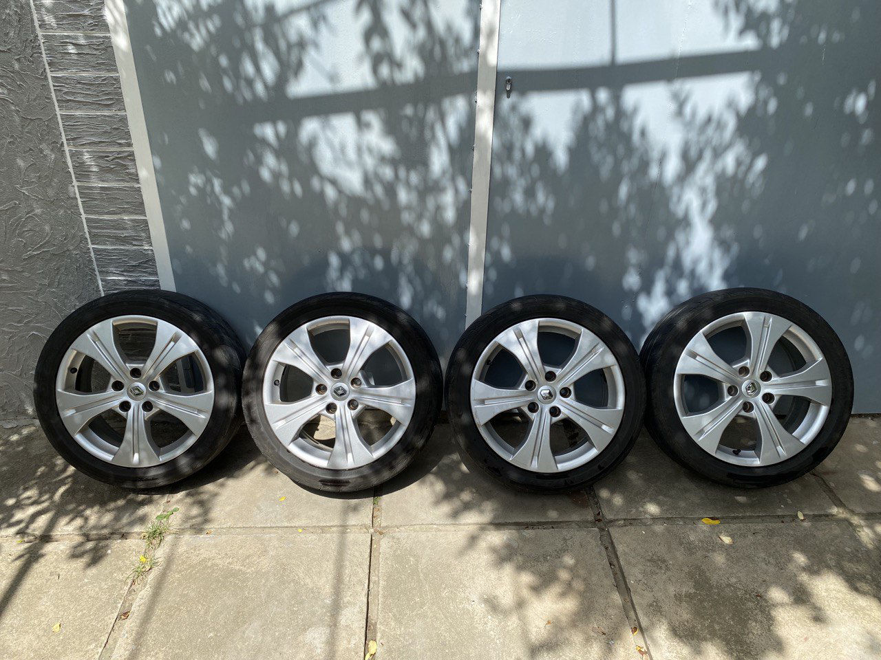 Продаю оригинальные диски Renault с шинами Yokohama 205/45/R17
