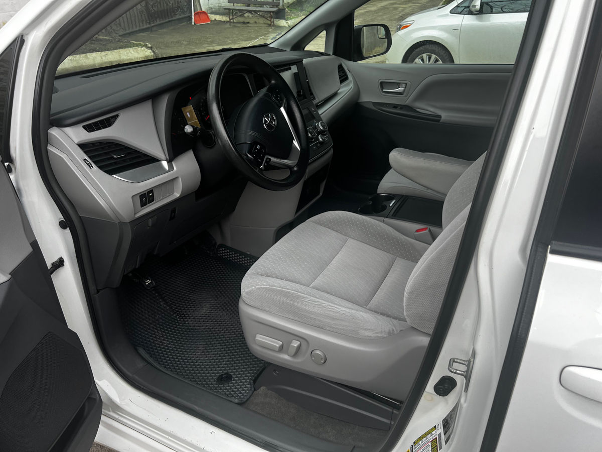 Toyota Sienna фото 8