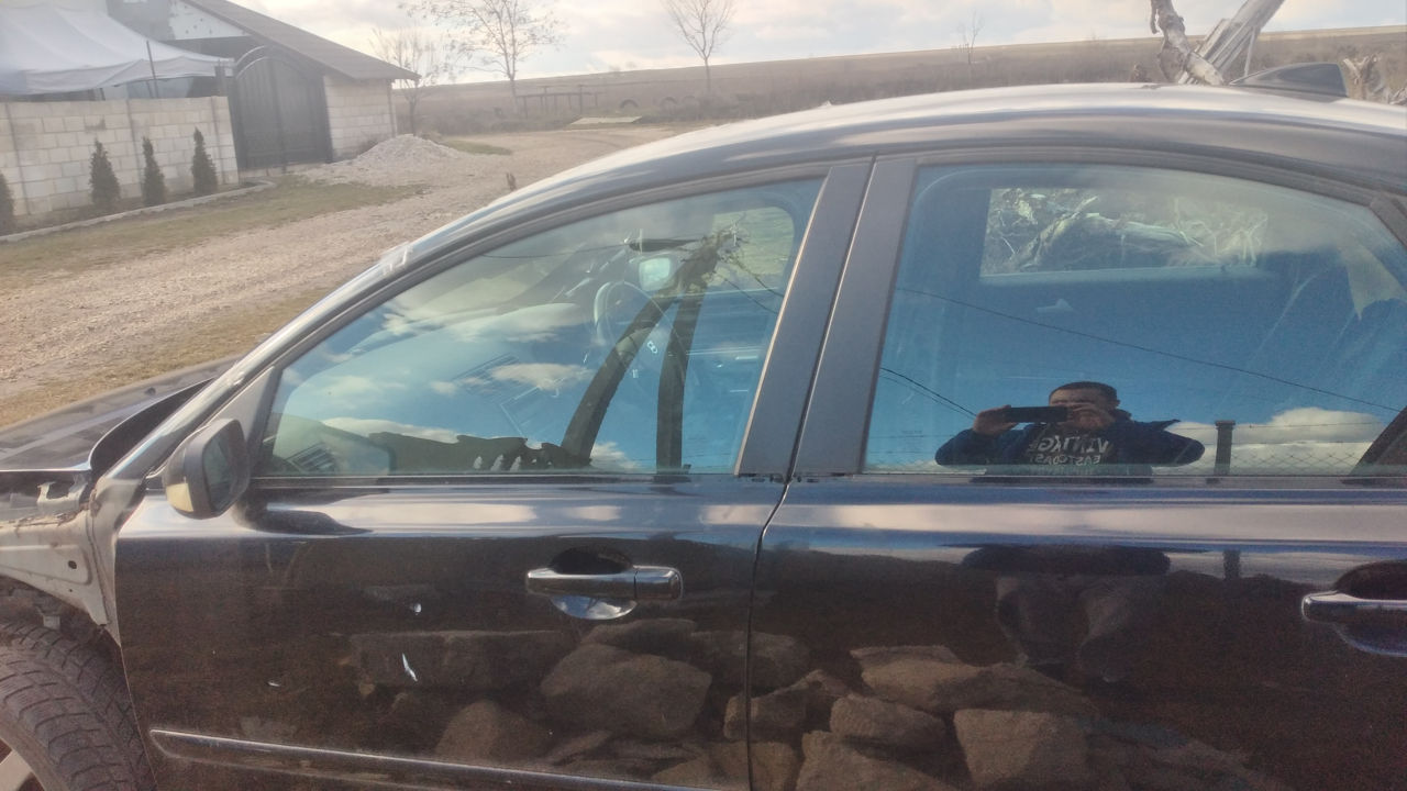 Dezmembrez Volvo s40 din 2005 foto 3