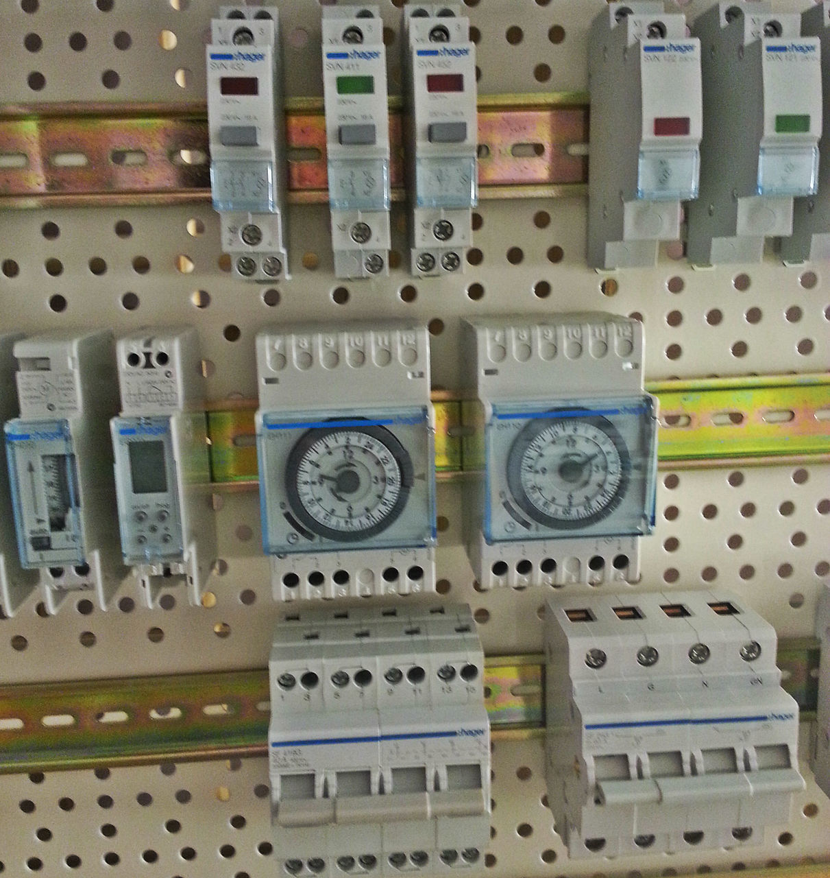 Переключатель ввода резерва I-0-II трехпозиционный 3P, 40А, SFT340 Hager