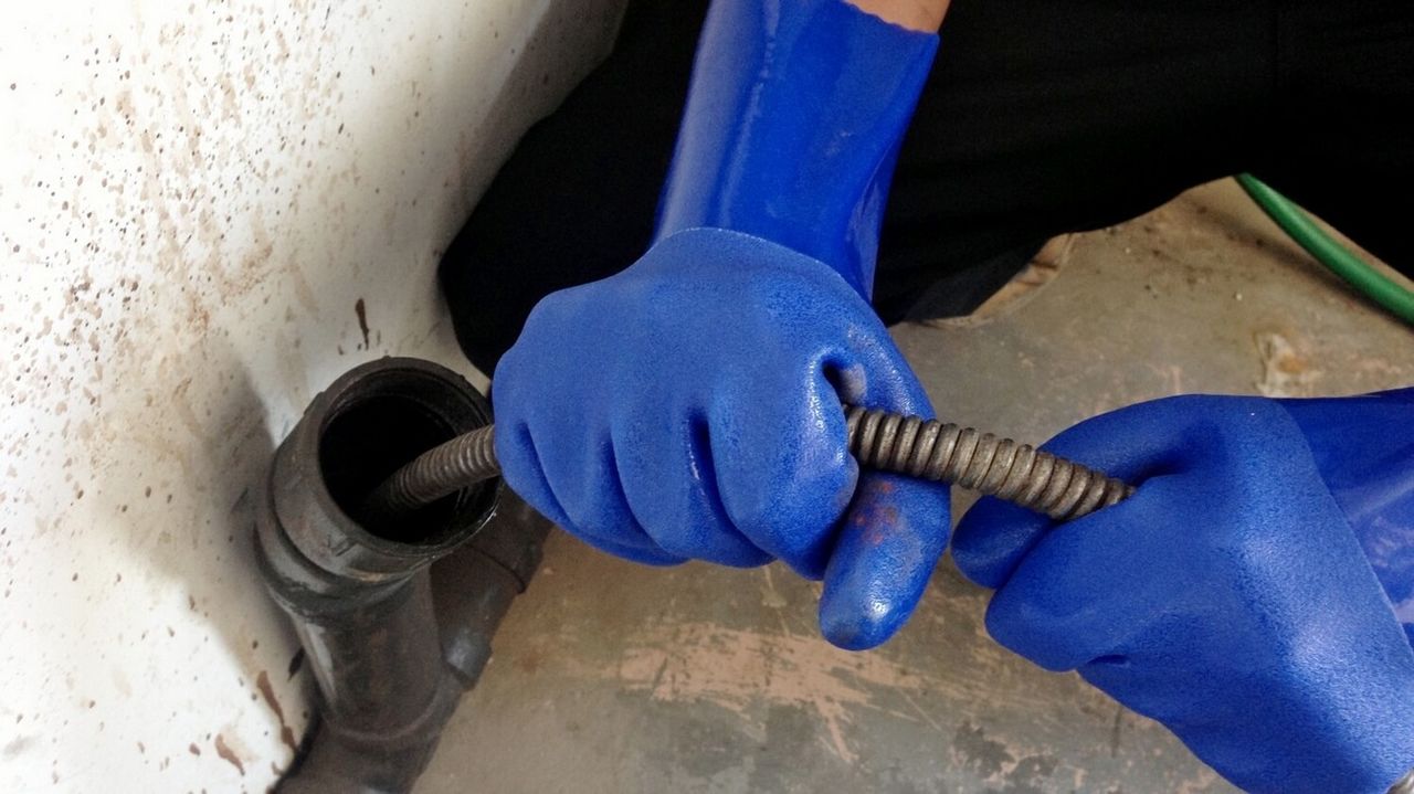 Пробивка и чистка канализации.