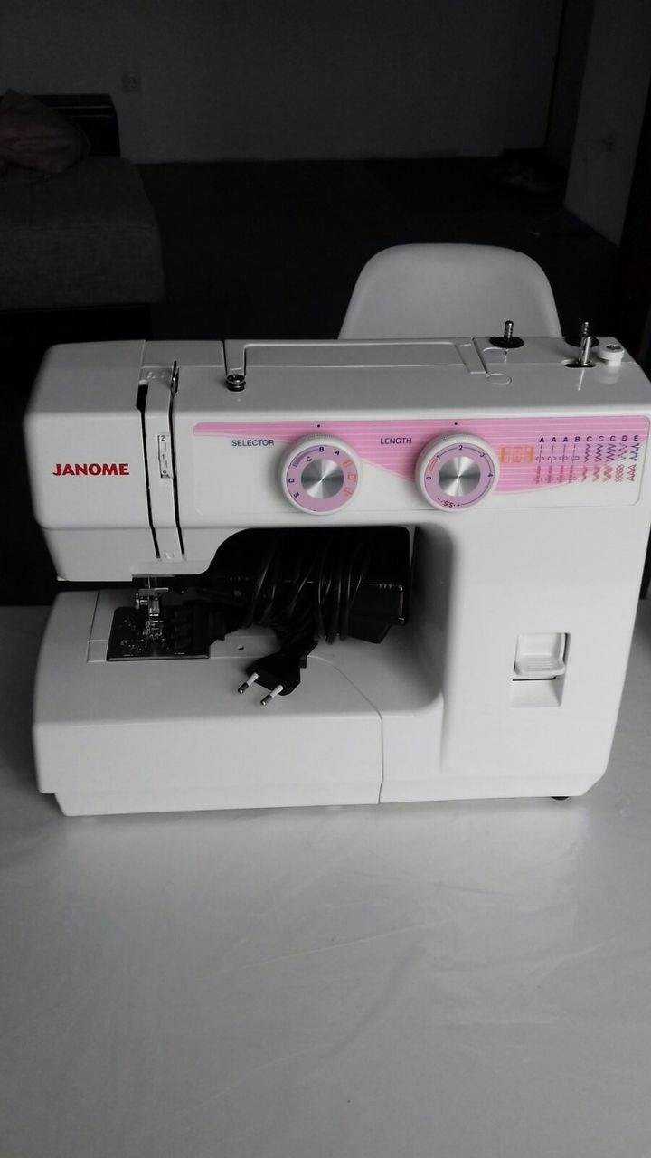 Профессиональная швейная машина Janome JT1108