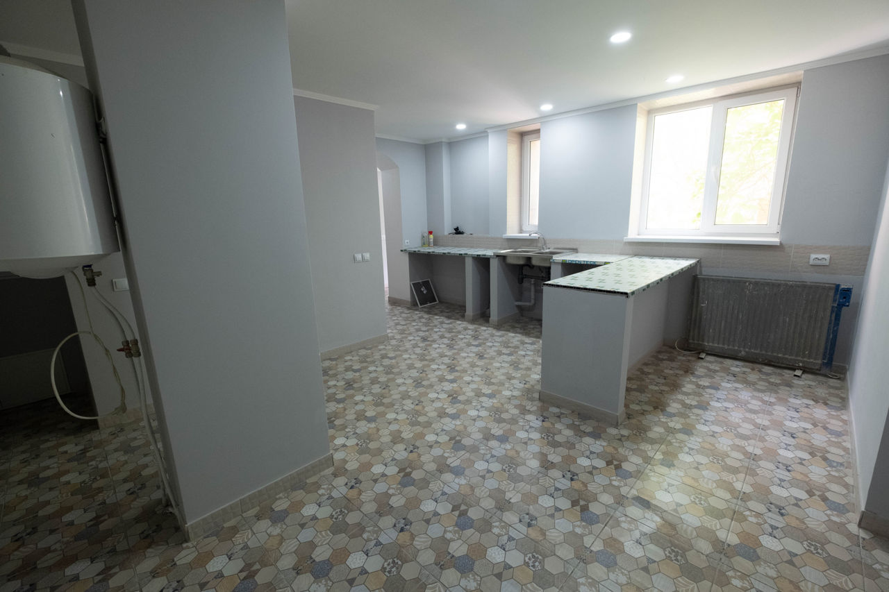 Apartament cu 3 camere, 126 m², Centru, Bălți foto 0