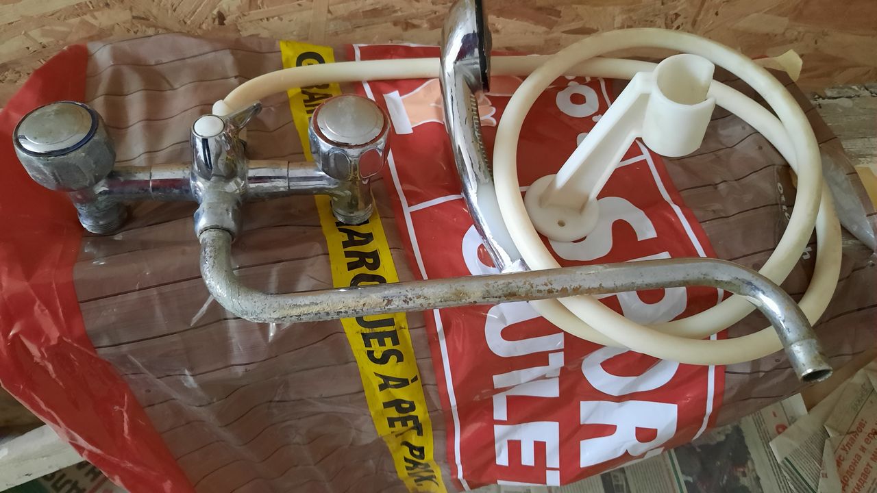 Продаю Российский смеситель для ваной, работает отлично