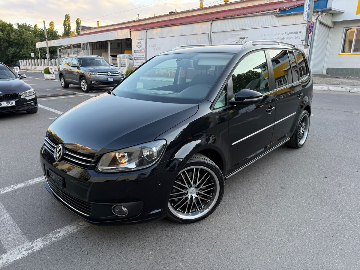Volkswagen Touran 2015 г. с пробегом 171000 км, Бензин, 8900 €