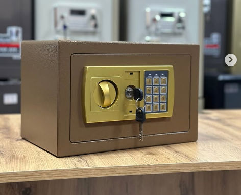 Сейф электронный 31см с 2 ключами золотистый