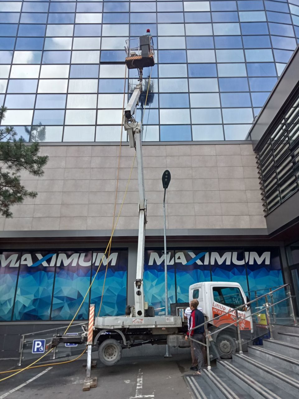 Spălarea faţadelor din sticlă, bond, panouri publicitare,acoperişuri din sticlă cu un sistem unic! foto 2